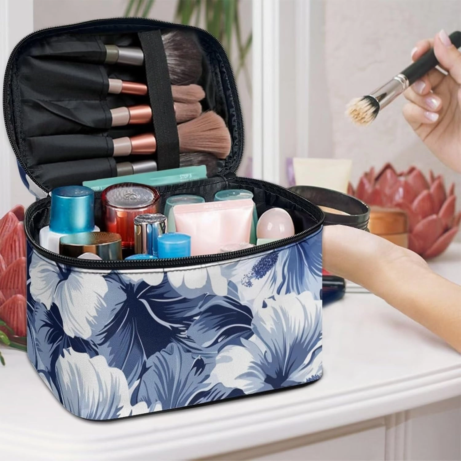 Horeset Blue Hibiscus Flower Women's Cosmetic Bag Washable Shoulder Bag Makeup Bag for Business Travel Outdoor Gym