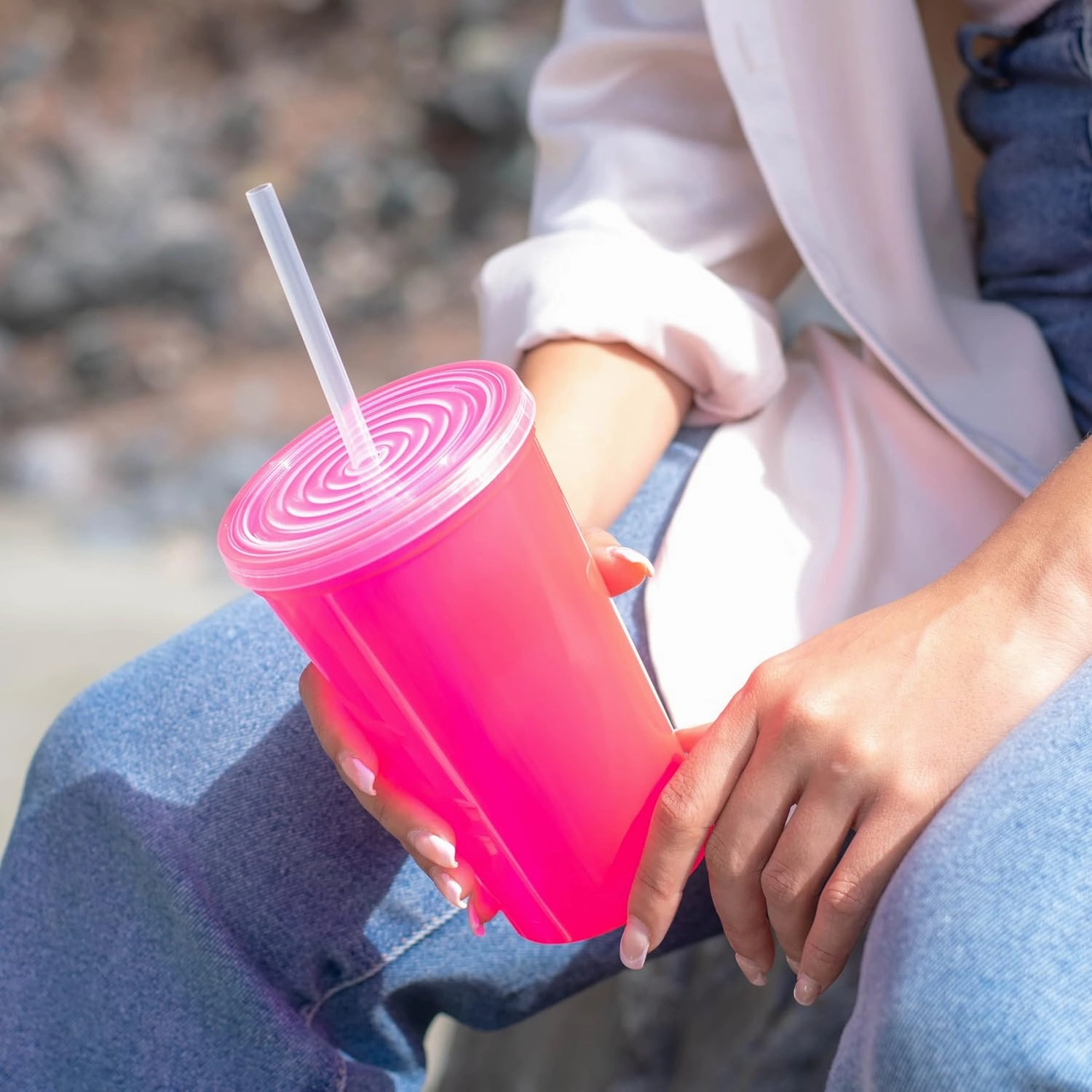 Rolling Sands 22 oz Reusable Plastic Cups with Lids, 10 Pack, USA Made Clear Tumblers; Includes 10 Reusable Straws; Dishwasher Safe