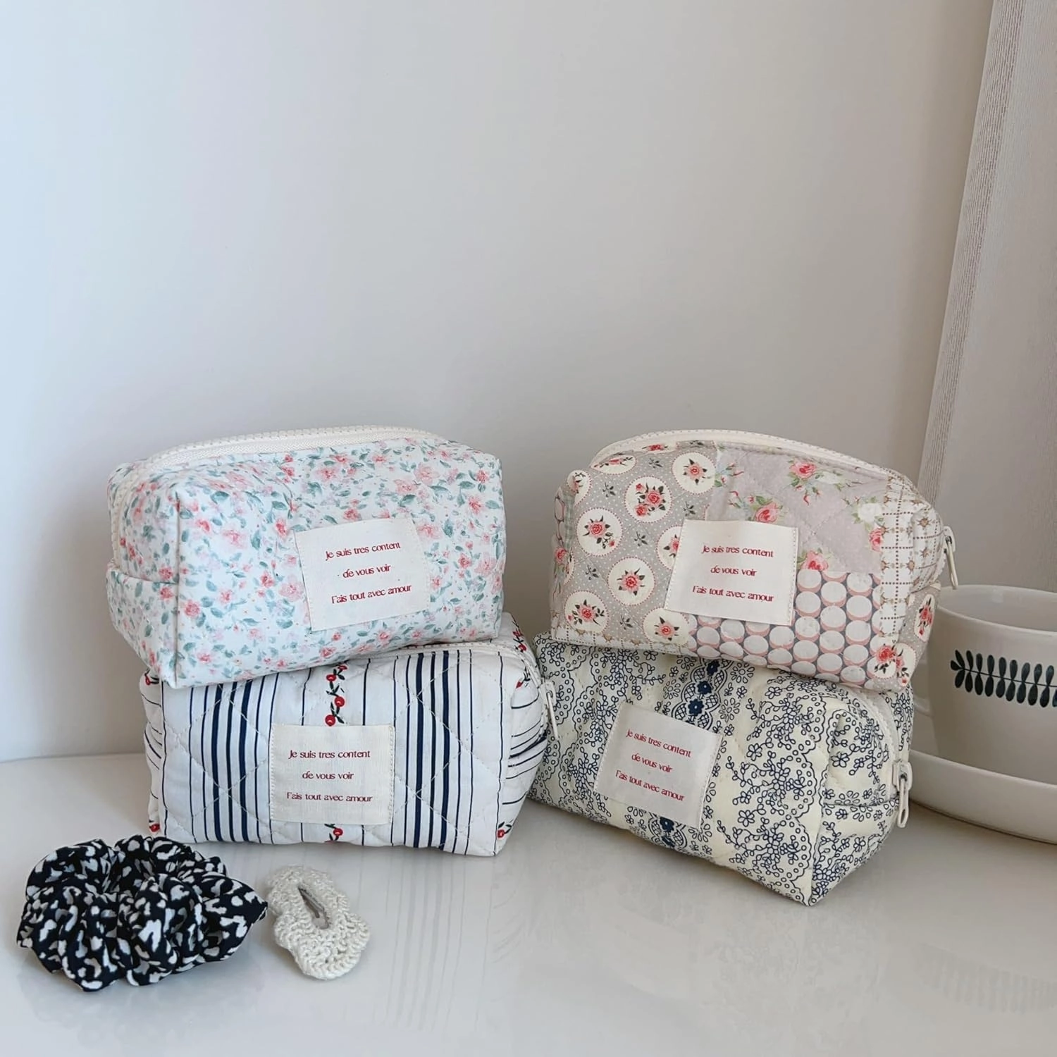 uekeboag Small Cute Floral Quilted Cotton Makeup Bag,Mini Coquette Quilted Cosmetic Pouch with Zipper,Kawaii Travel Toiletry Bags for Purse(02 Navy flower)