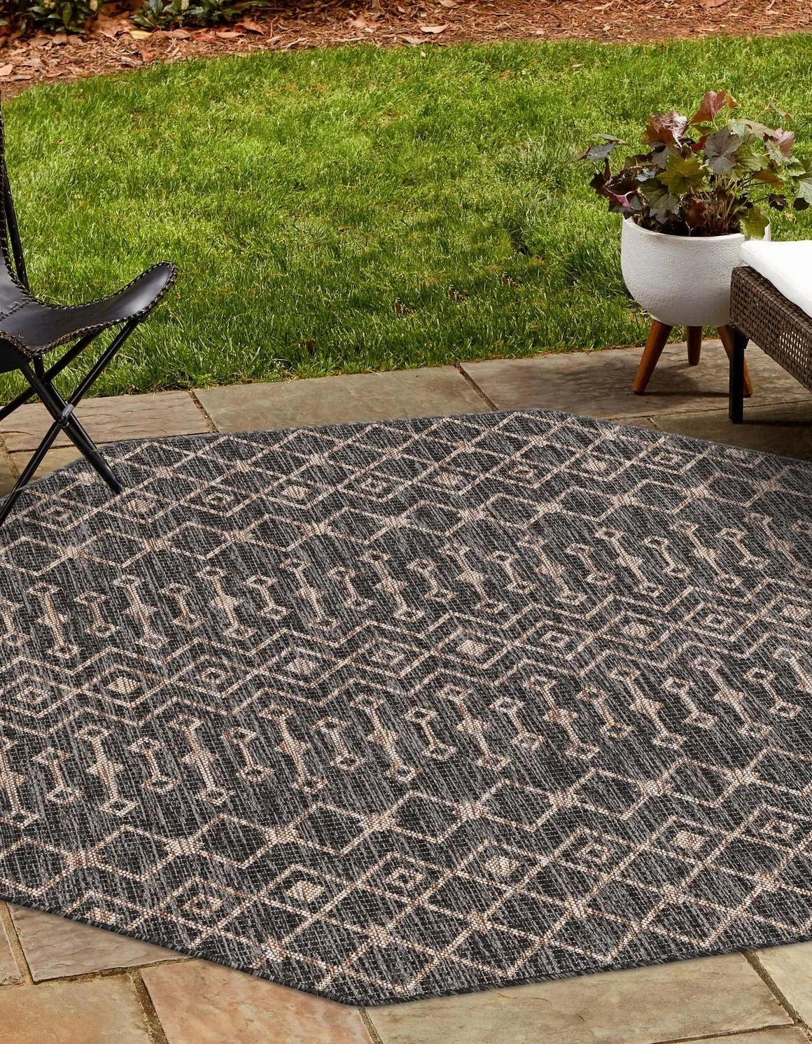 Unique Loom Outdoor Trellis Collection Area Rug - Tribal Trellis (5' 3" Octagon, Charcoal Gray/ Natural)